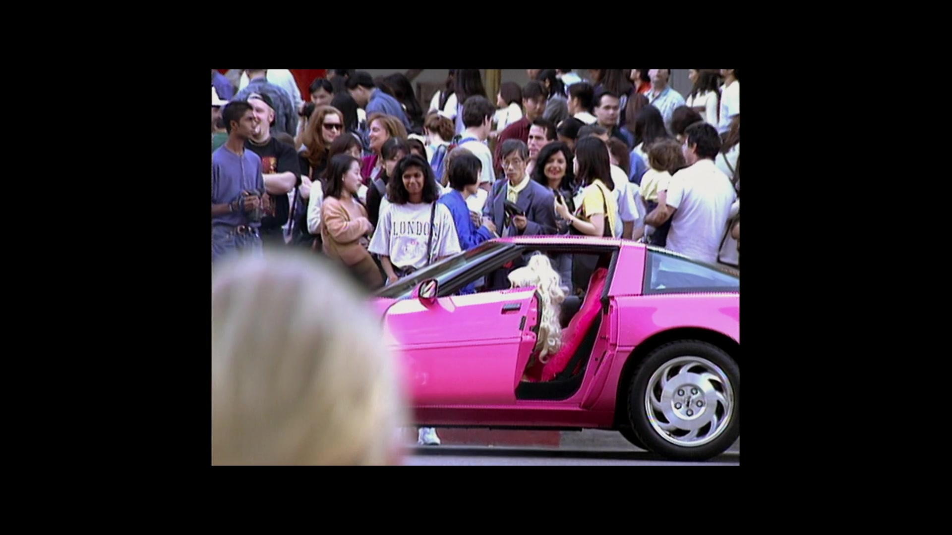Angelyne_S01E01_Dream_Machine_1080p_ERW_000482.jpg