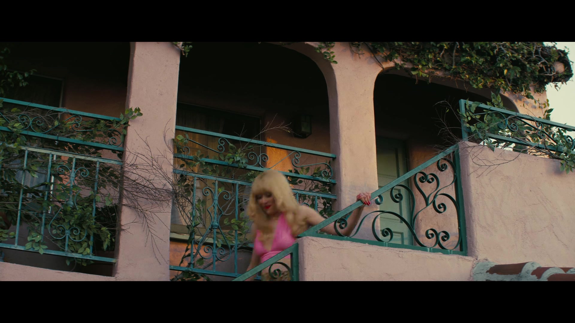 Angelyne_S01E01_Dream_Machine_1080p_ERW_004609.jpg