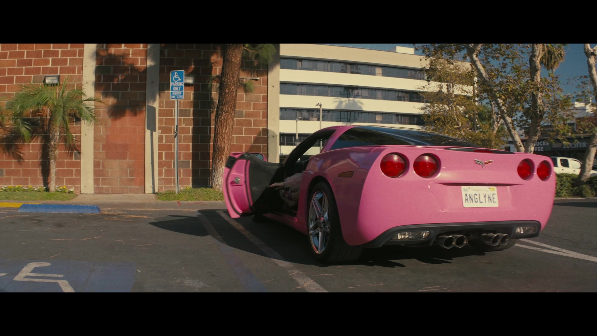 Angelyne_S01E02_Gods_and_Fairies_1080p_ERW_000074.jpg