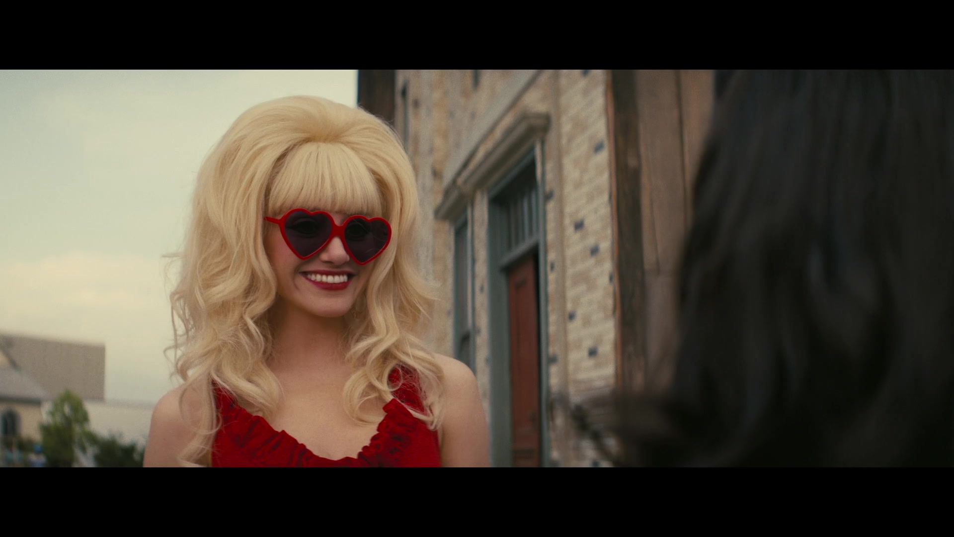 Angelyne_S01E02_Gods_and_Fairies_1080p_ERW_004343.jpg