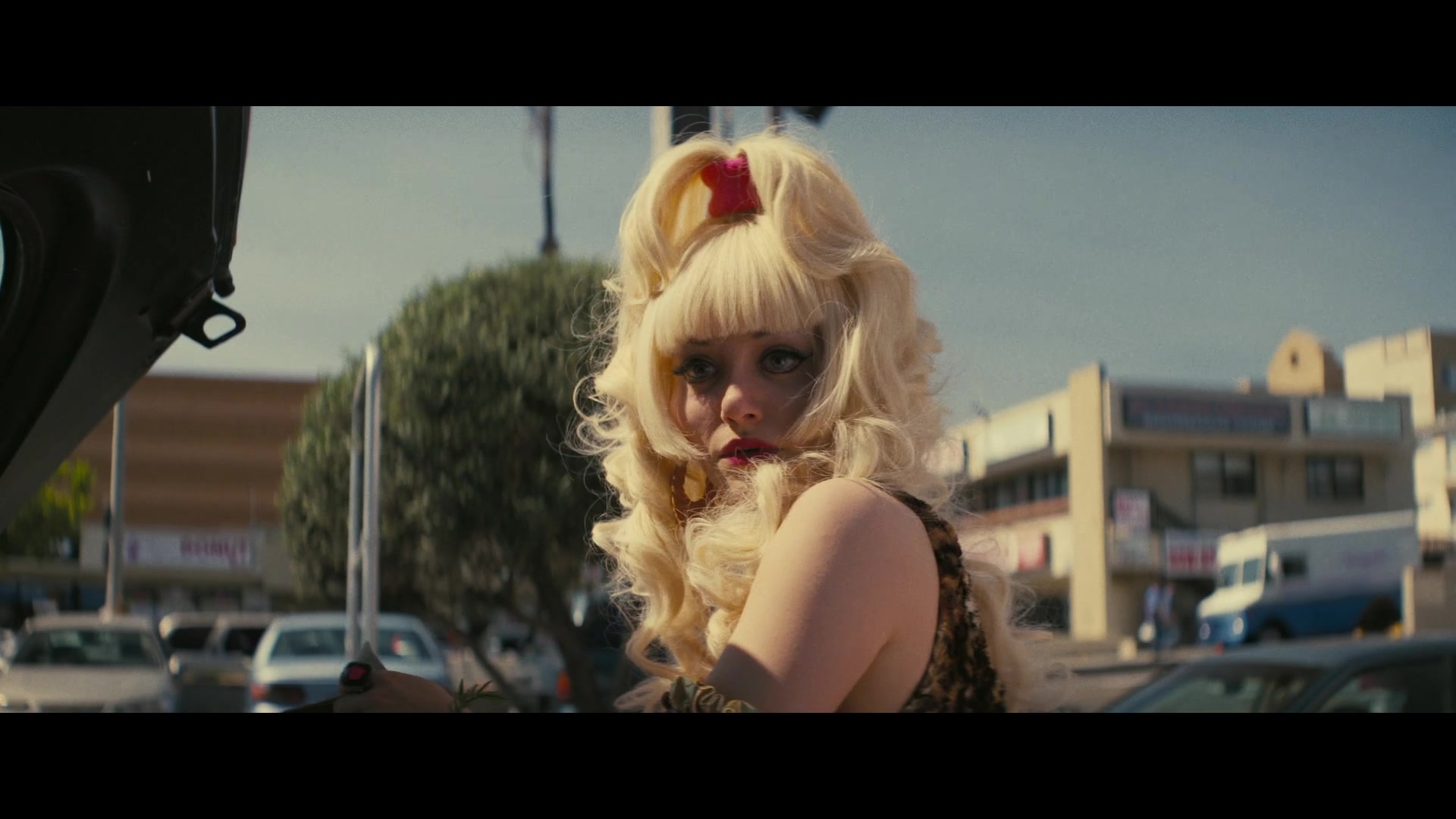Angelyne_S01E02_Gods_and_Fairies_1080p_ERW_005179.jpg