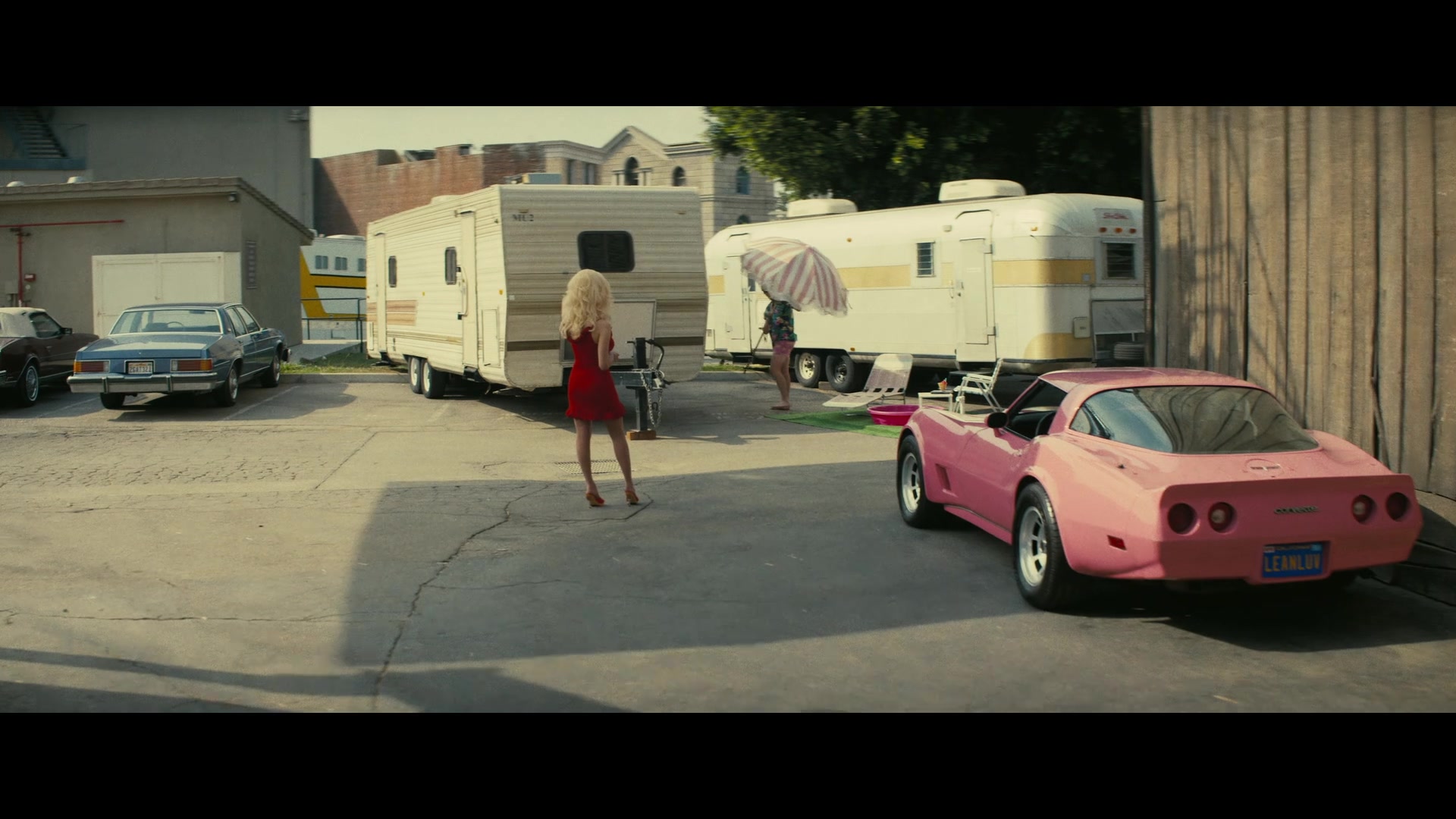 Angelyne_S01E03_Glow_in_the_Dark_Queen_of_the_Universe_1080p_ERW_000191.jpg