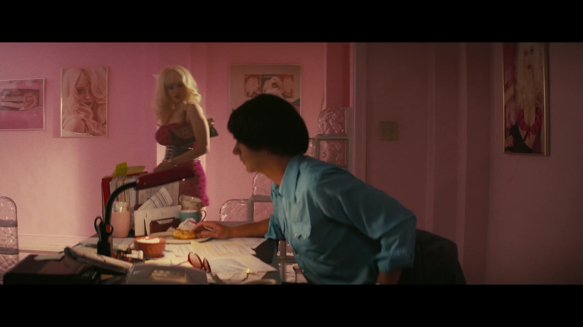 Angelyne_S01E03_Glow_in_the_Dark_Queen_of_the_Universe_1080p_ERW_000343.jpg