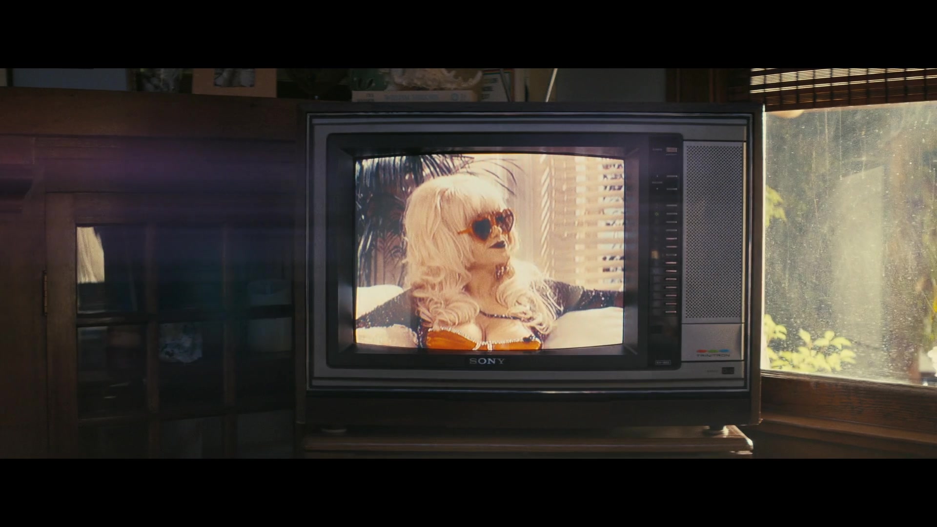 Angelyne_S01E03_Glow_in_the_Dark_Queen_of_the_Universe_1080p_ERW_001030.jpg