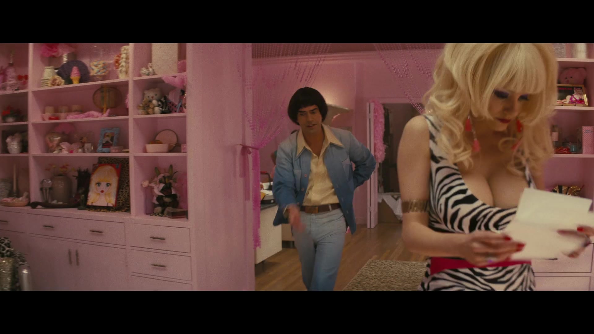 Angelyne_S01E03_Glow_in_the_Dark_Queen_of_the_Universe_1080p_ERW_001921.jpg