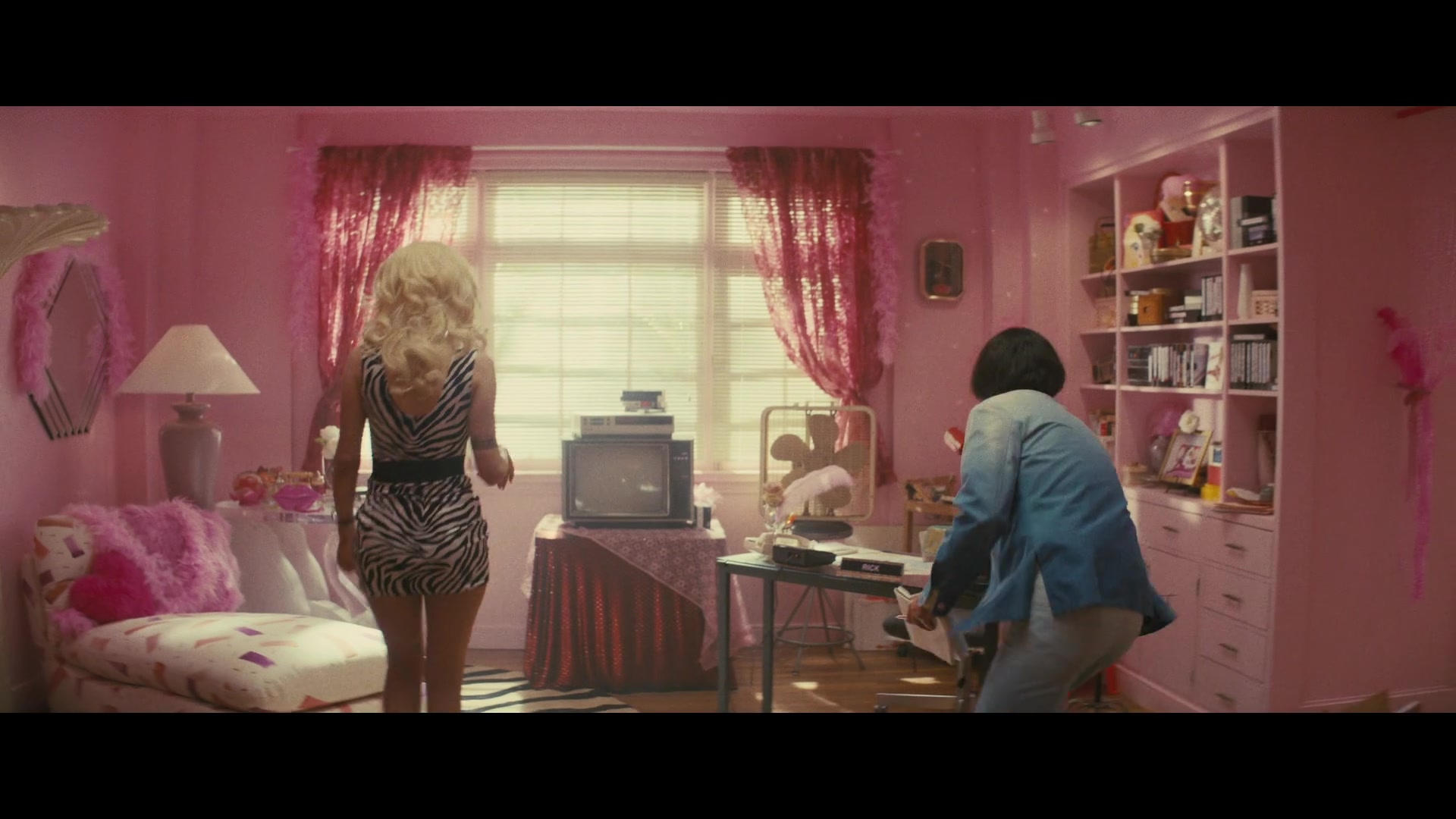 Angelyne_S01E03_Glow_in_the_Dark_Queen_of_the_Universe_1080p_ERW_002200.jpg
