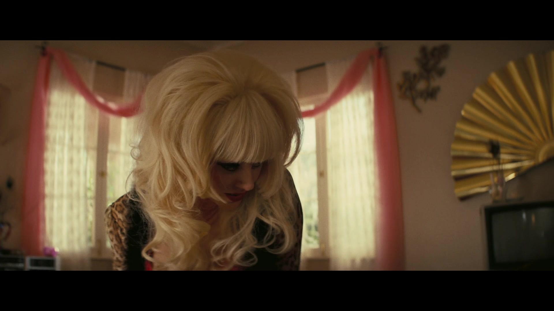 Angelyne_S01E03_Glow_in_the_Dark_Queen_of_the_Universe_1080p_ERW_003352.jpg