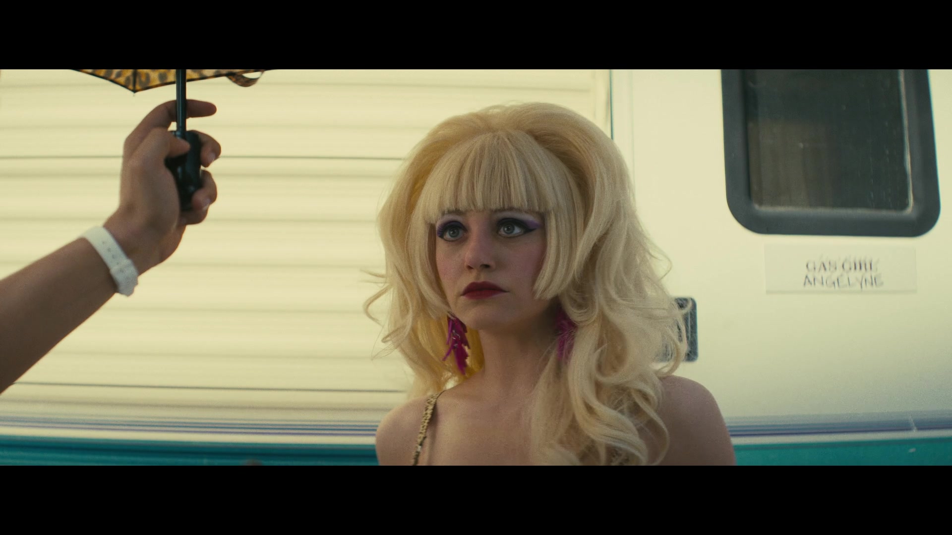 Angelyne_S01E03_Glow_in_the_Dark_Queen_of_the_Universe_1080p_ERW_003840.jpg