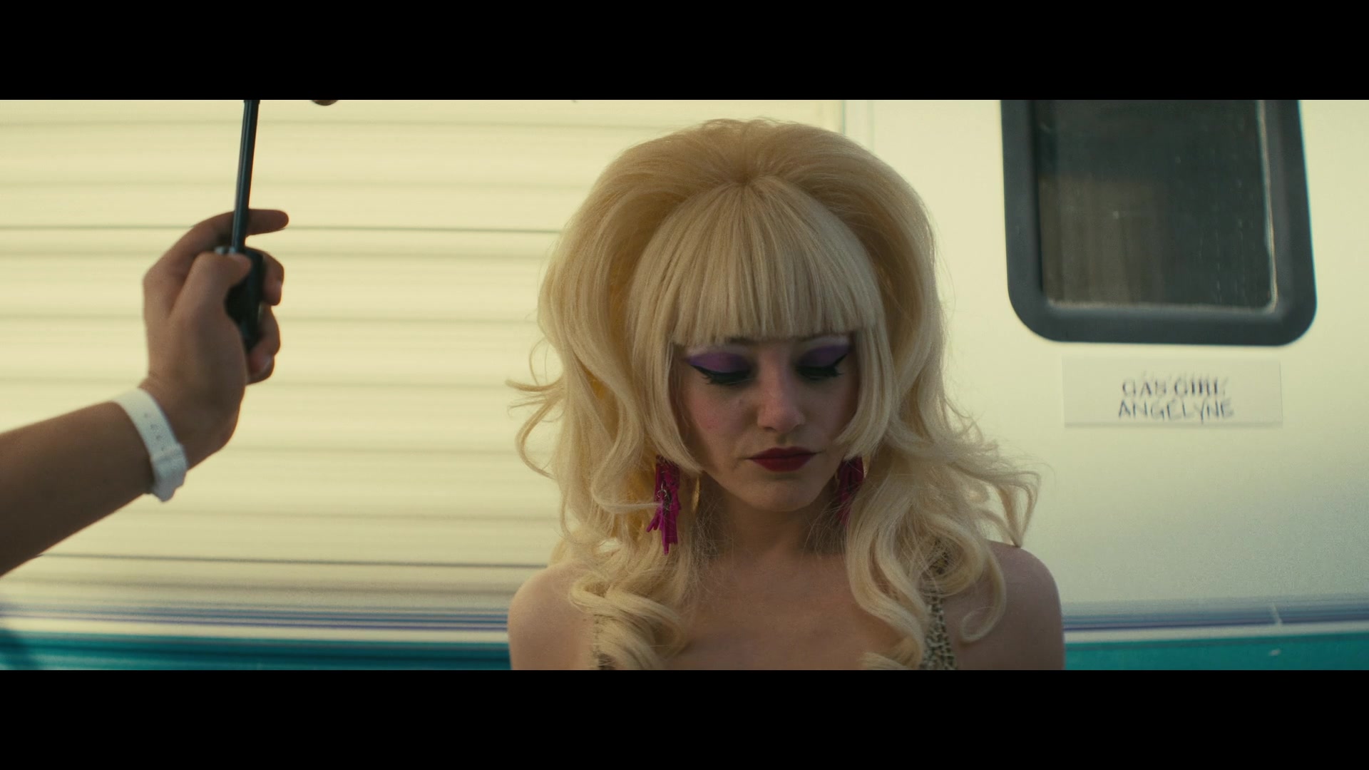 Angelyne_S01E03_Glow_in_the_Dark_Queen_of_the_Universe_1080p_ERW_003868.jpg