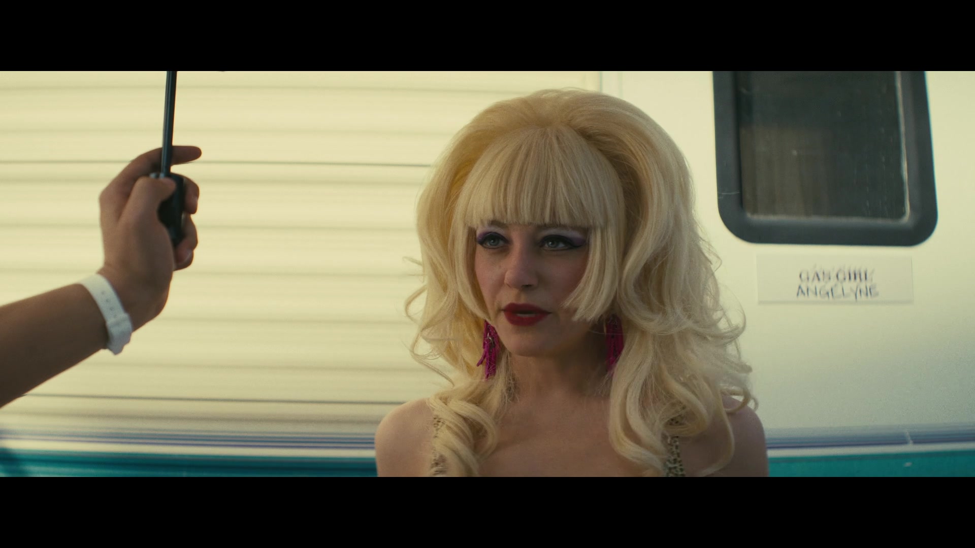 Angelyne_S01E03_Glow_in_the_Dark_Queen_of_the_Universe_1080p_ERW_003870.jpg