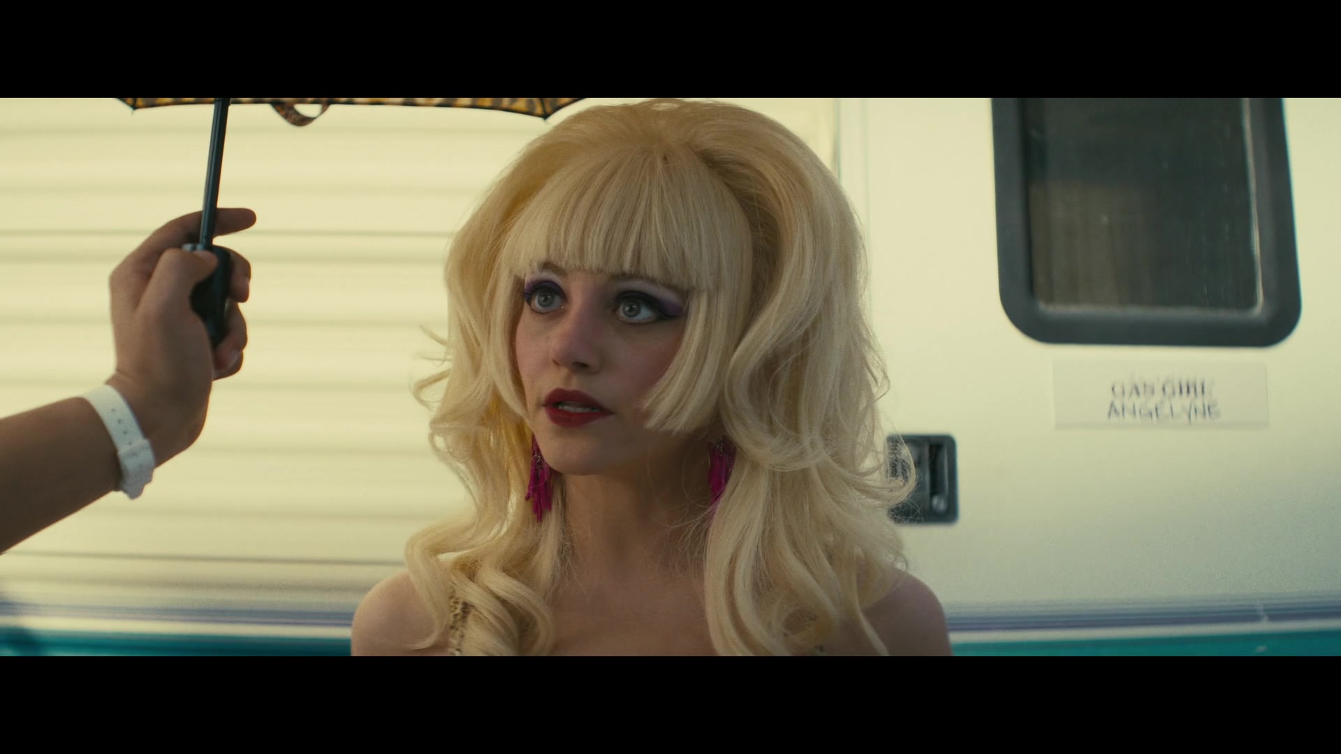 Angelyne_S01E03_Glow_in_the_Dark_Queen_of_the_Universe_1080p_ERW_003894.jpg