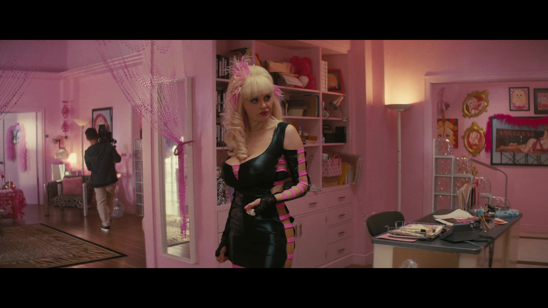 Angelyne_S01E04_The_Tease_1080p_ERW_001007.jpg