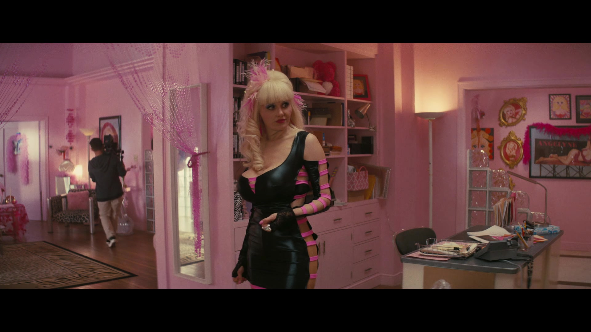 Angelyne_S01E04_The_Tease_1080p_ERW_001008.jpg