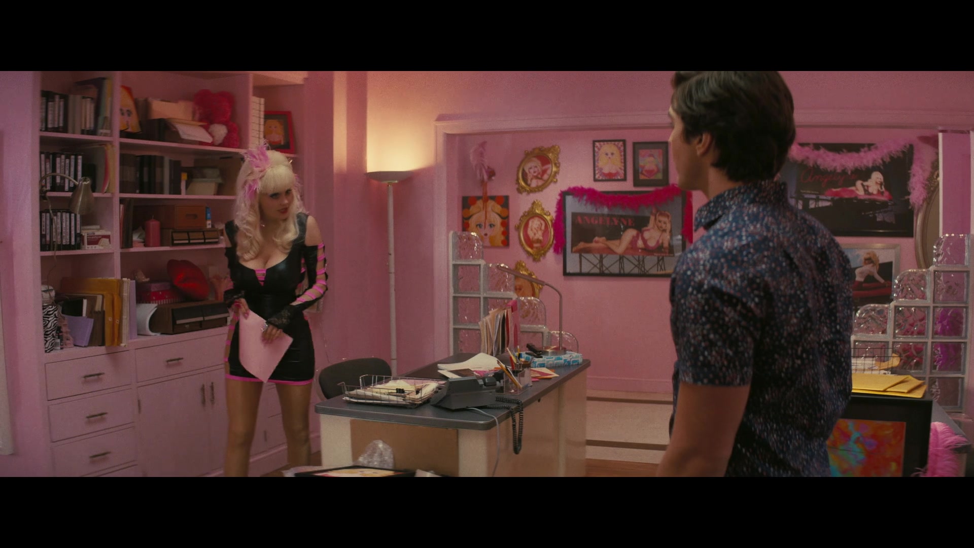 Angelyne_S01E04_The_Tease_1080p_ERW_001115.jpg