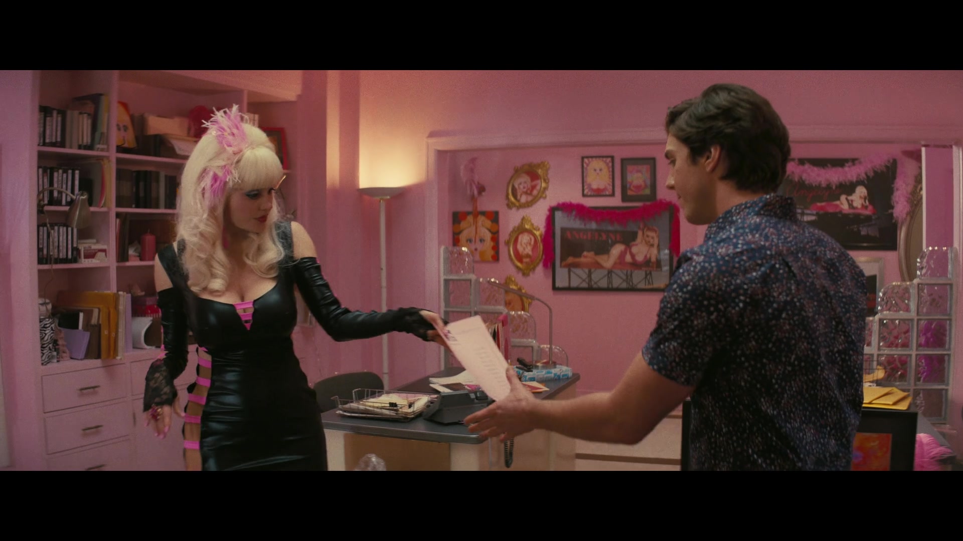 Angelyne_S01E04_The_Tease_1080p_ERW_001121.jpg