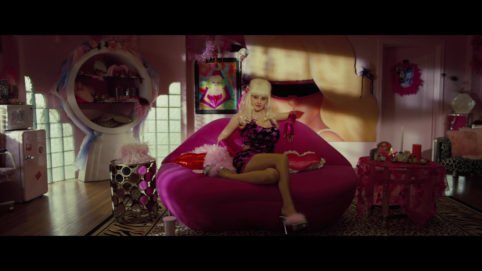 Angelyne_S01E04_The_Tease_1080p_ERW_003158.jpg