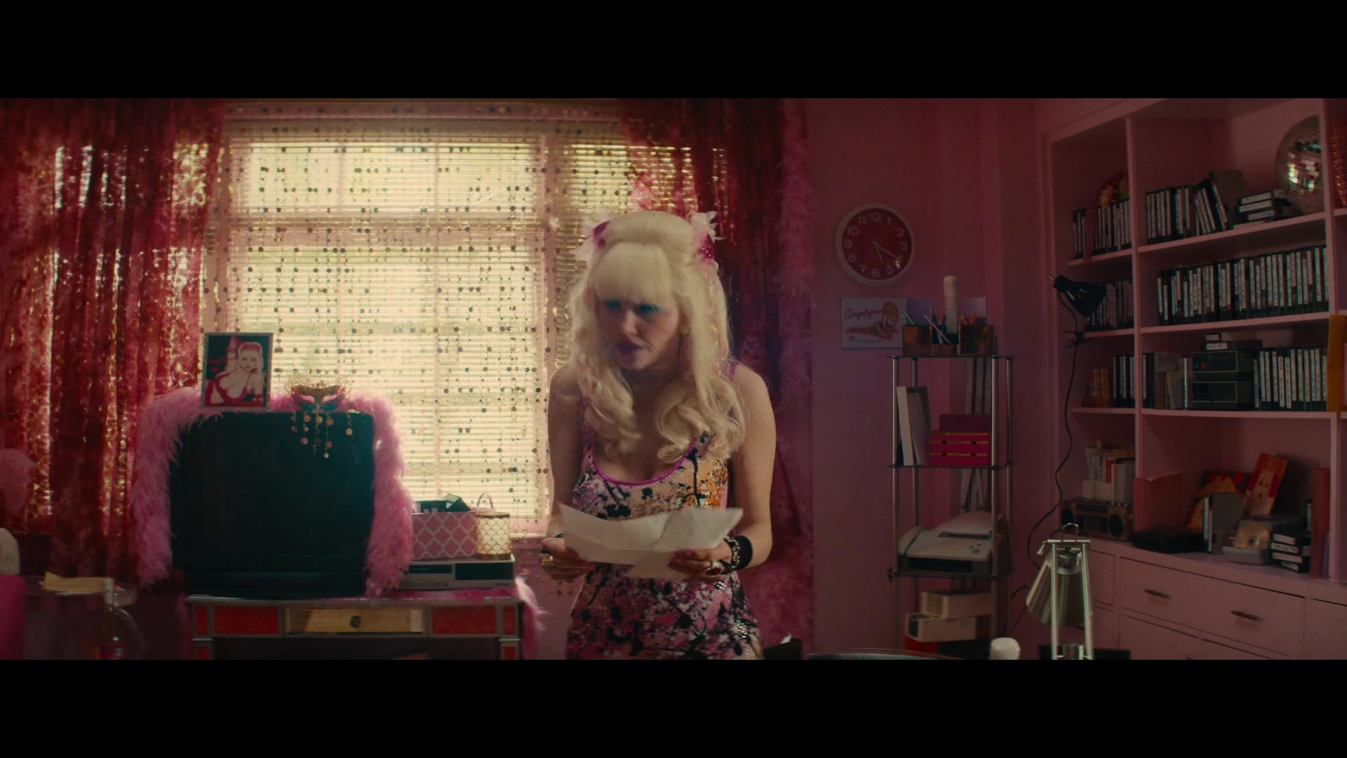 Angelyne_S01E04_The_Tease_1080p_ERW_004526.jpg