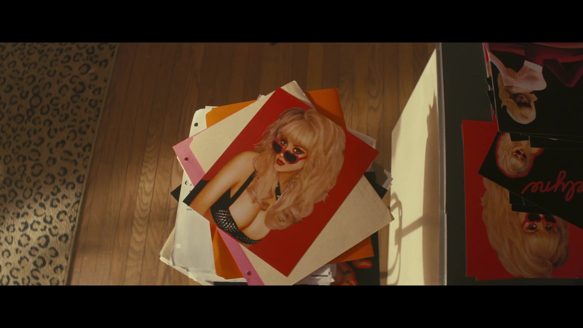 Angelyne_S01E05_Pink_Clouds_1080p_ERW_000138.jpg