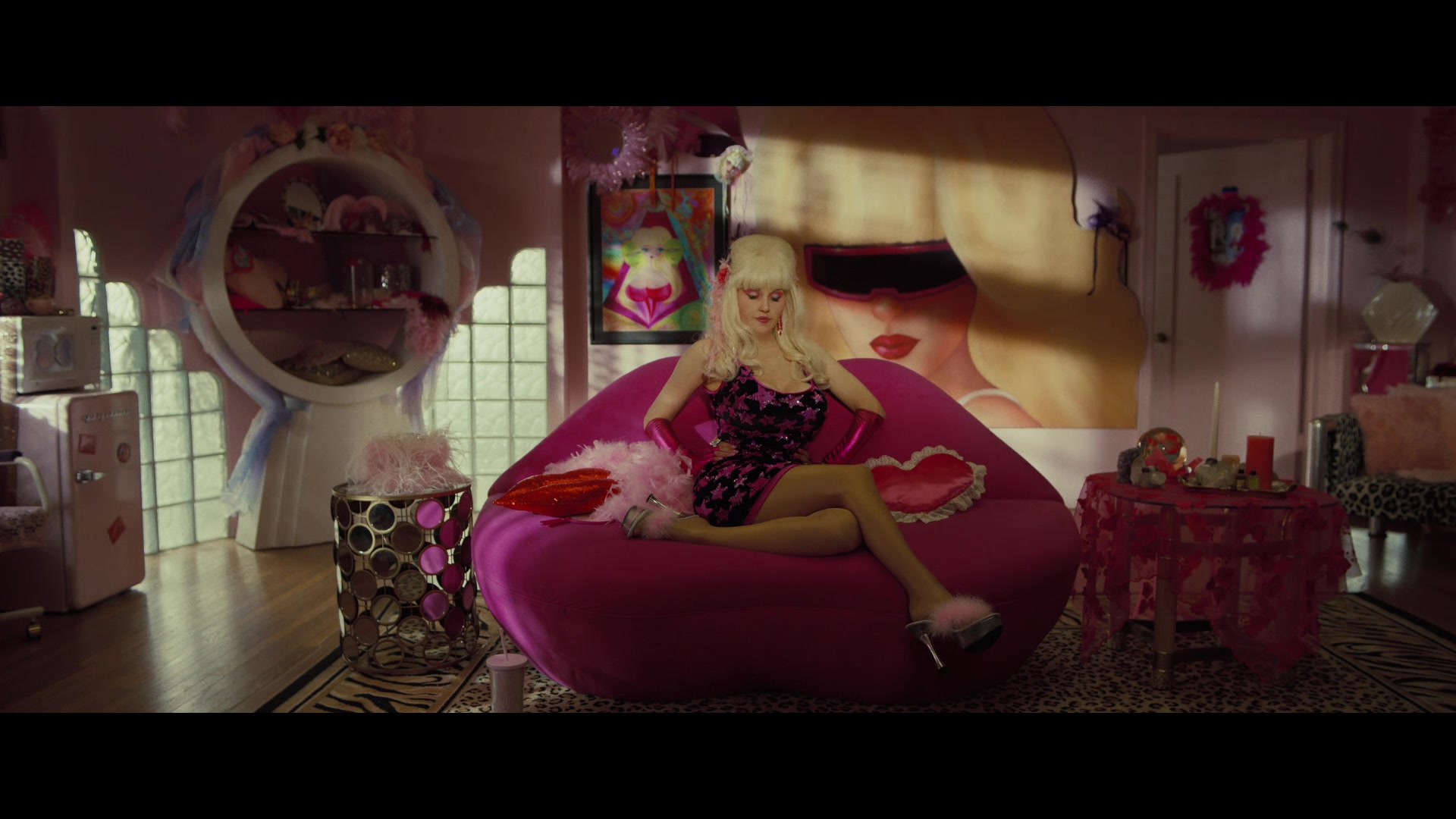 Angelyne_S01E05_Pink_Clouds_1080p_ERW_002416.jpg