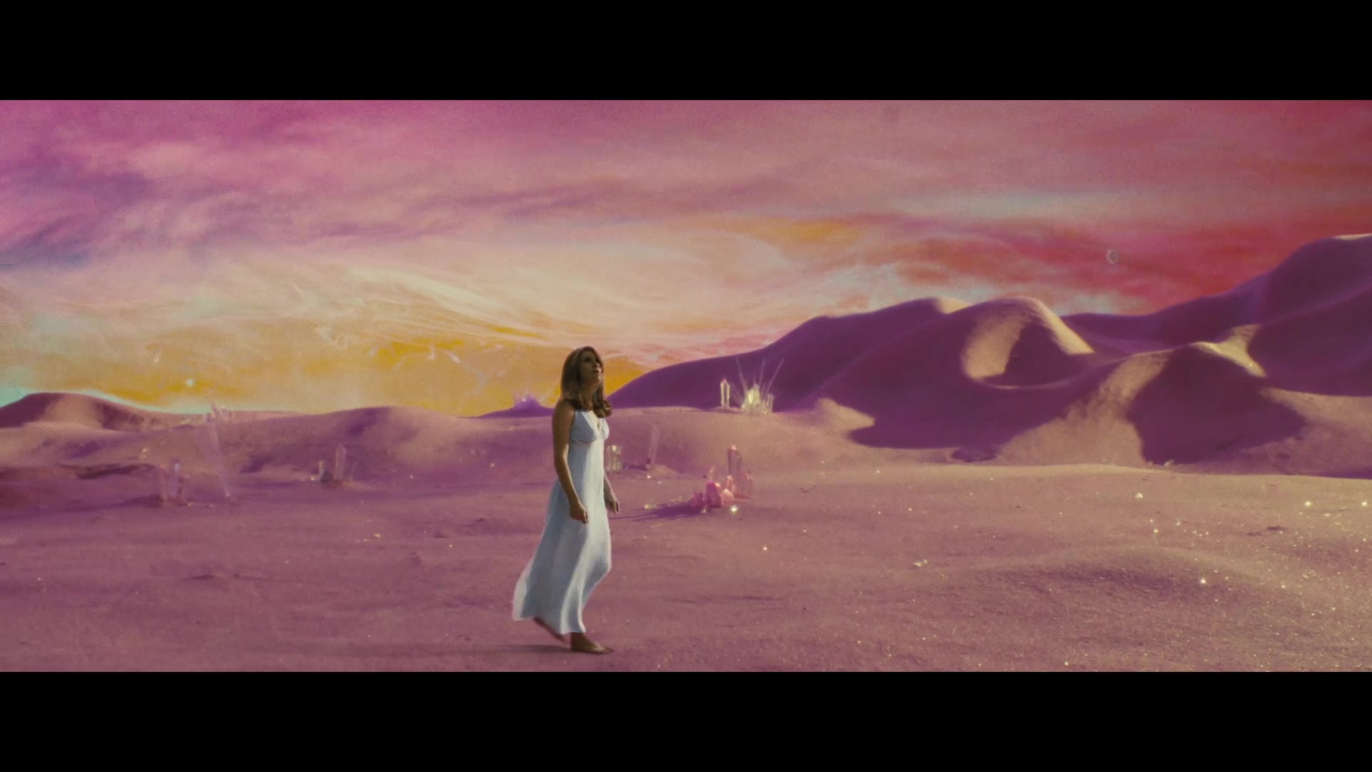 Angelyne_S01E05_Pink_Clouds_1080p_ERW_004277.jpg