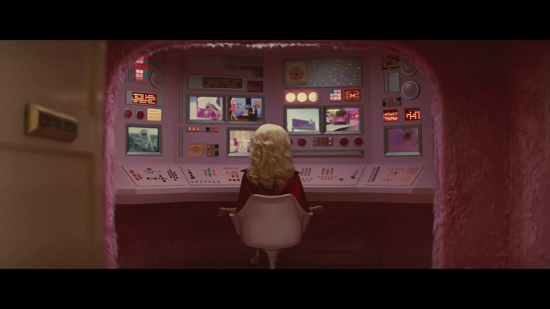 Angelyne_S01E05_Pink_Clouds_1080p_ERW_004463.jpg