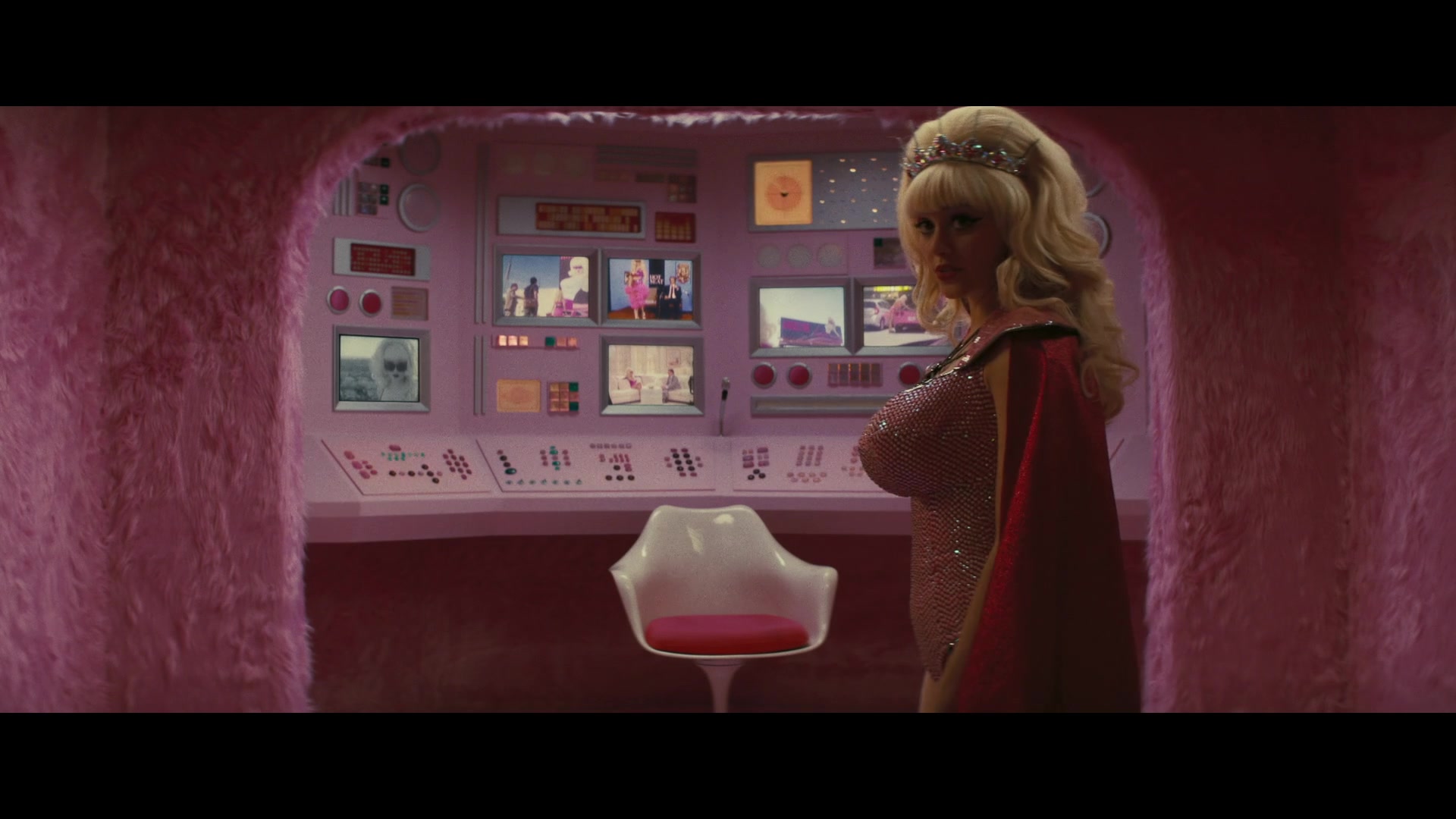 Angelyne_S01E05_Pink_Clouds_1080p_ERW_004529.jpg