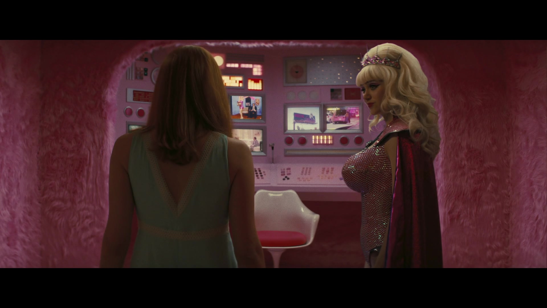 Angelyne_S01E05_Pink_Clouds_1080p_ERW_004547.jpg