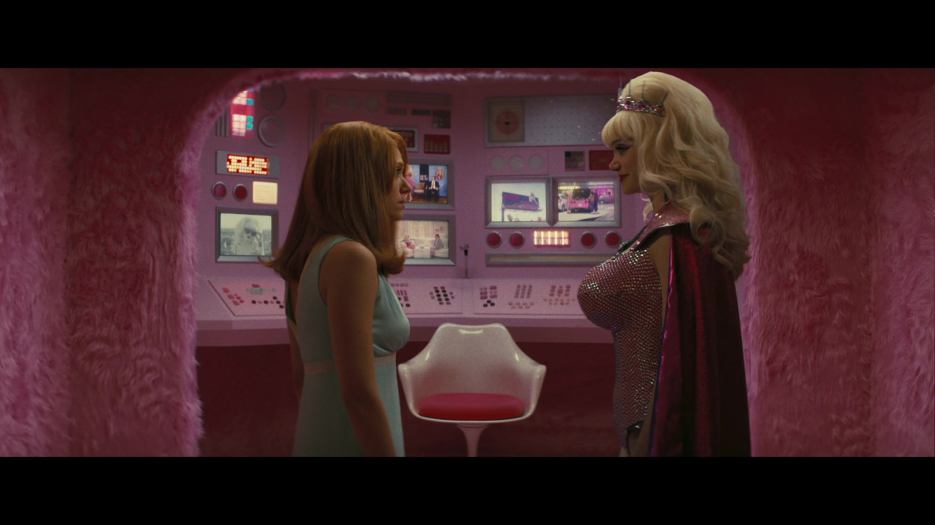 Angelyne_S01E05_Pink_Clouds_1080p_ERW_004557.jpg