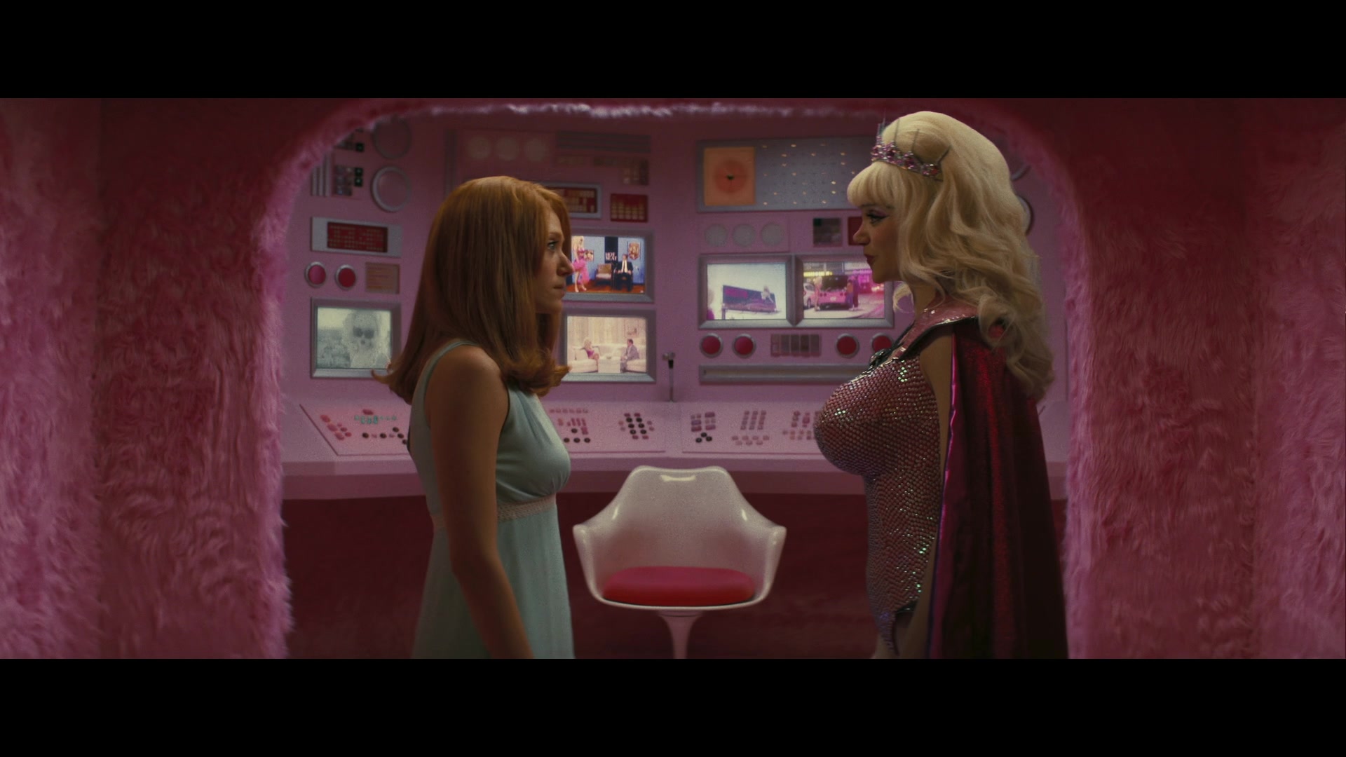 Angelyne_S01E05_Pink_Clouds_1080p_ERW_004567.jpg