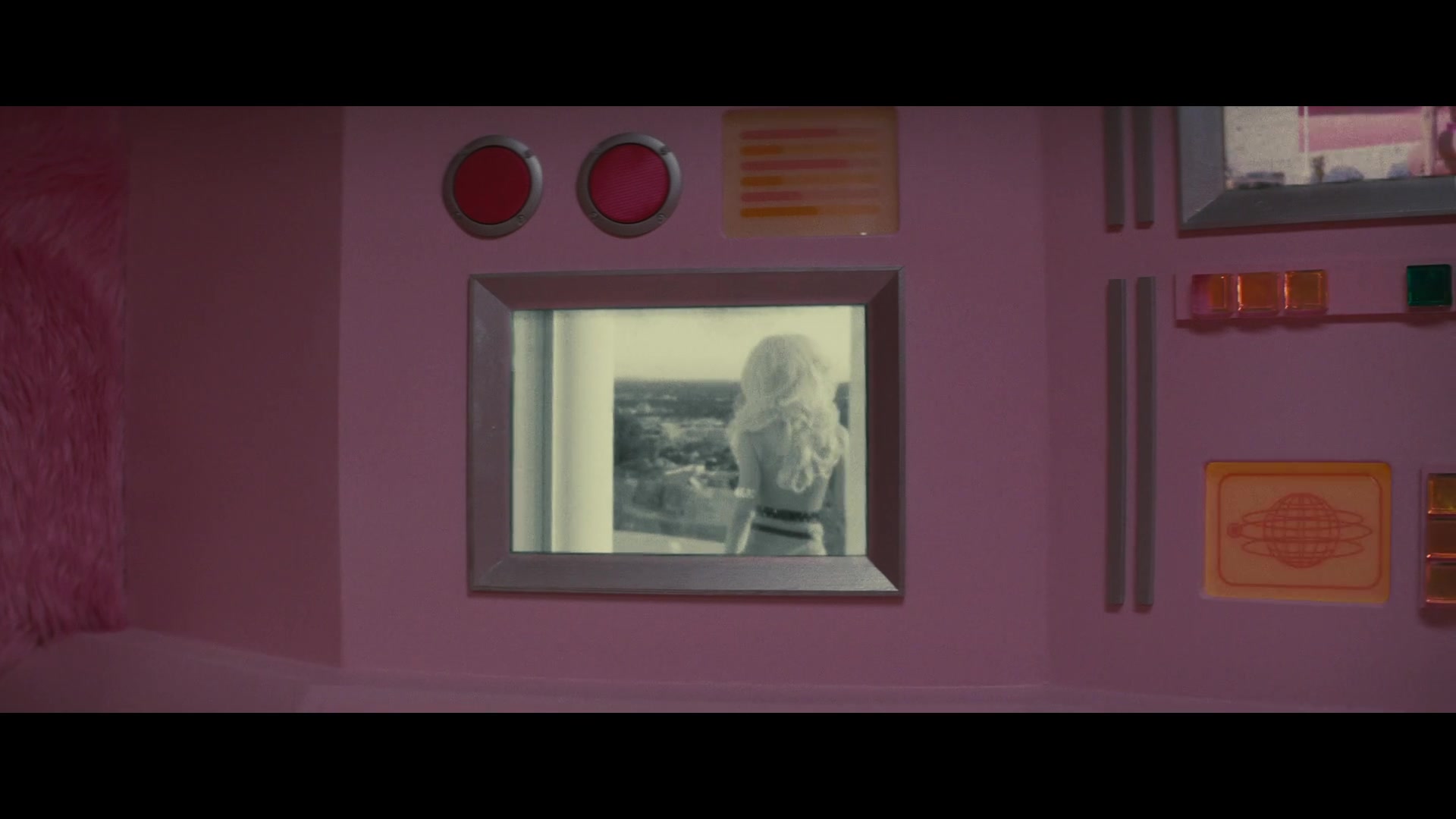 Angelyne_S01E05_Pink_Clouds_1080p_ERW_004590.jpg