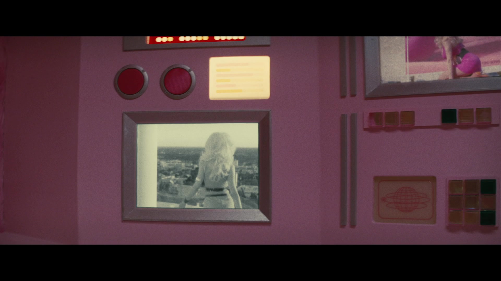 Angelyne_S01E05_Pink_Clouds_1080p_ERW_004593.jpg