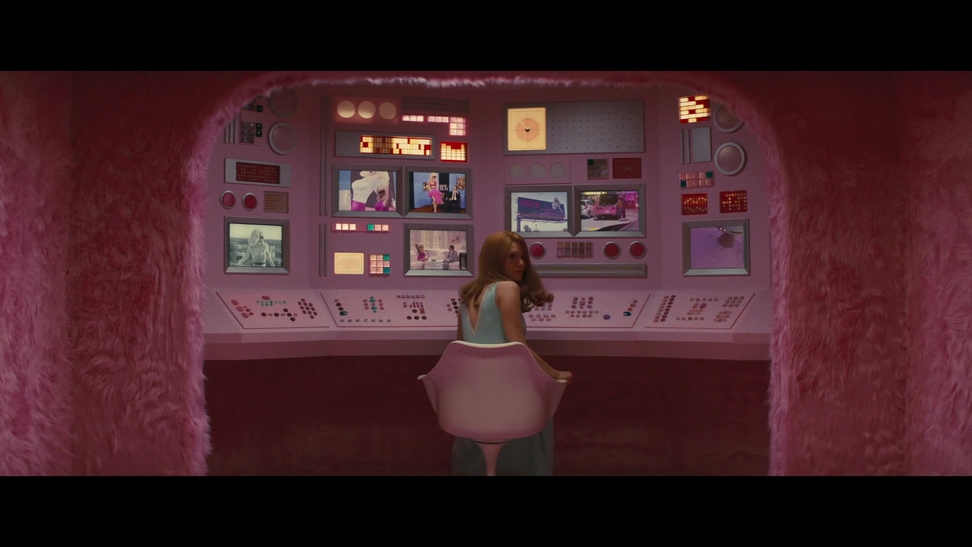 Angelyne_S01E05_Pink_Clouds_1080p_ERW_004657.jpg