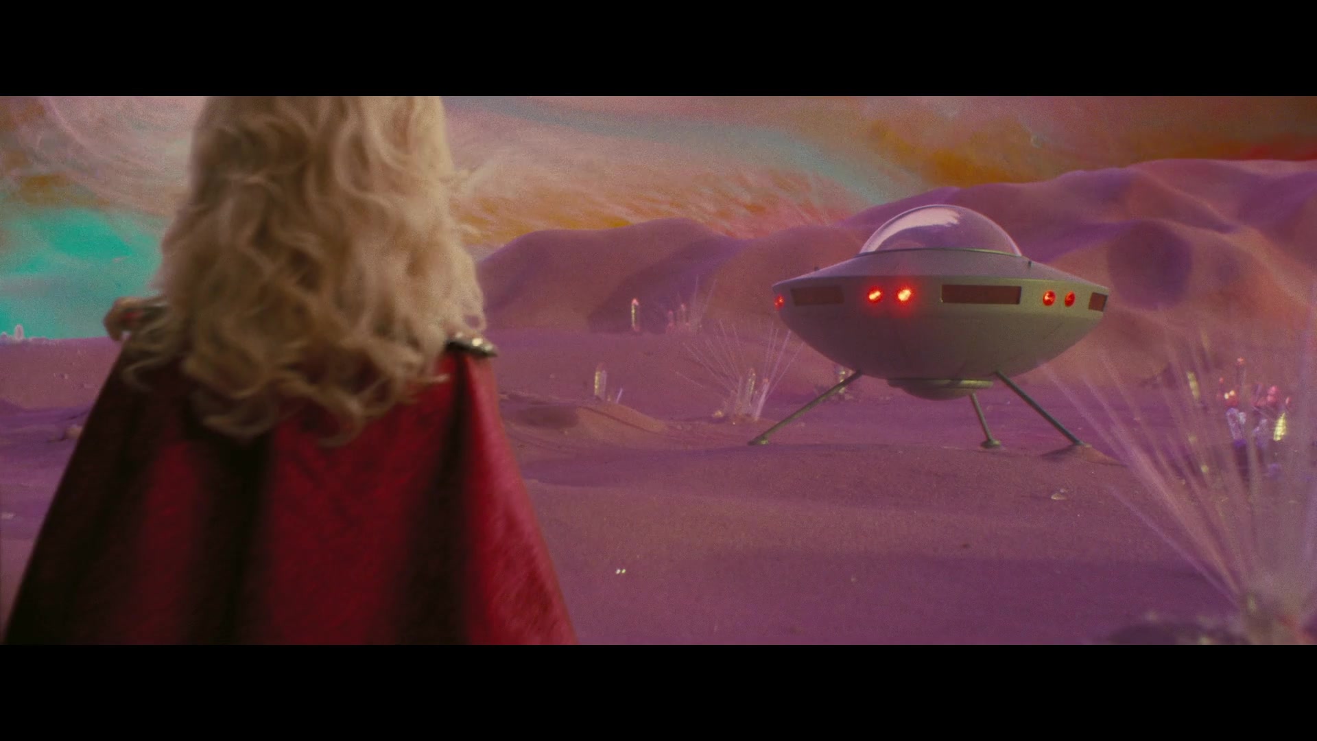 Angelyne_S01E05_Pink_Clouds_1080p_ERW_004672.jpg