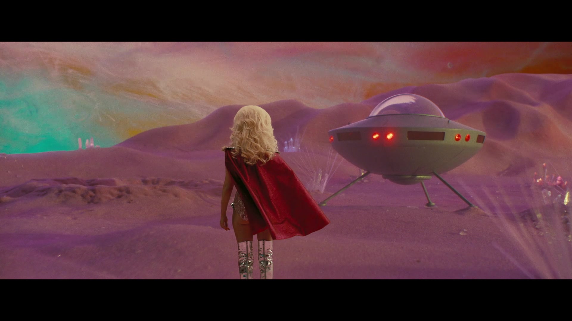 Angelyne_S01E05_Pink_Clouds_1080p_ERW_004681.jpg