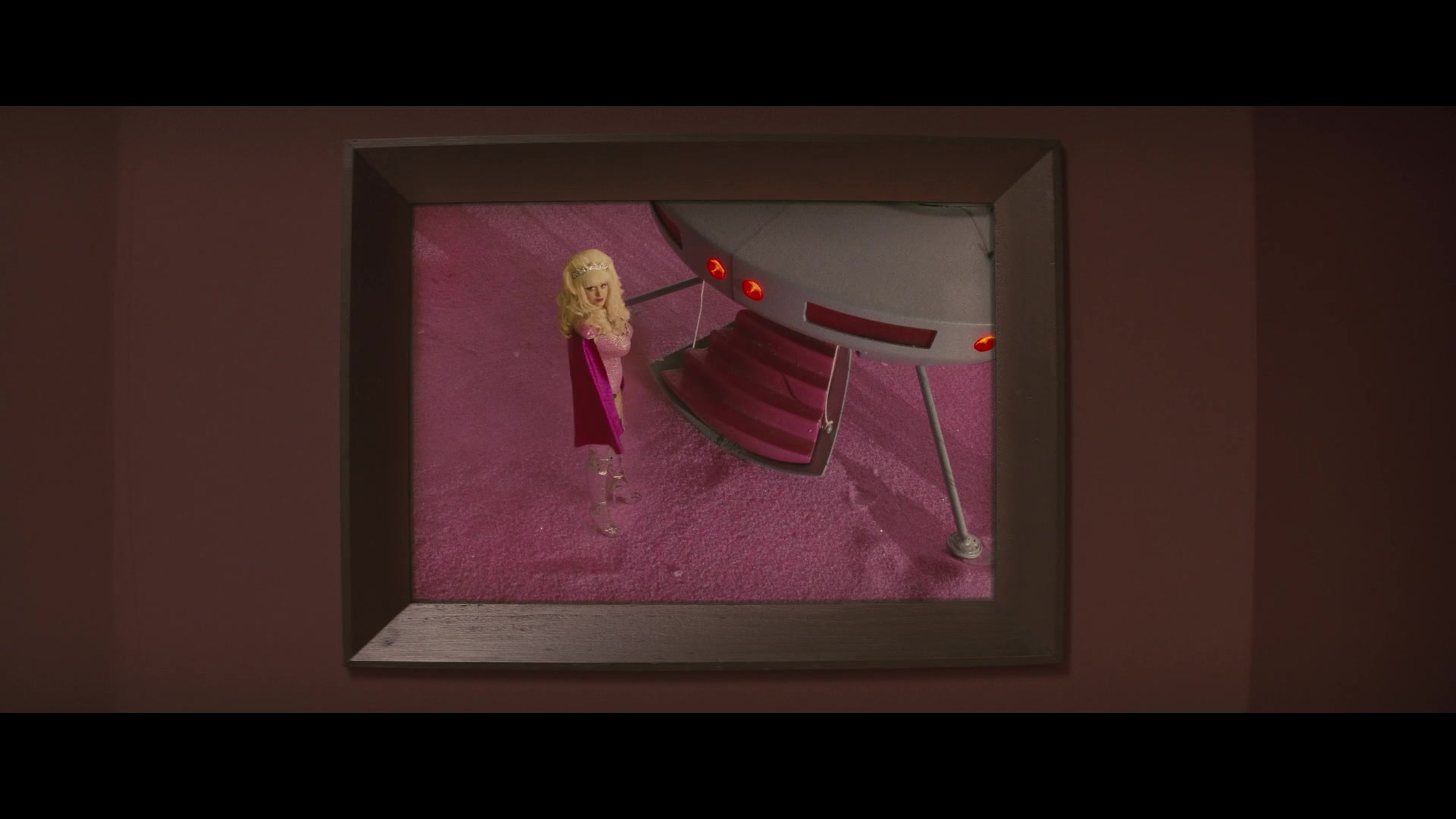 Angelyne_S01E05_Pink_Clouds_1080p_ERW_004707.jpg