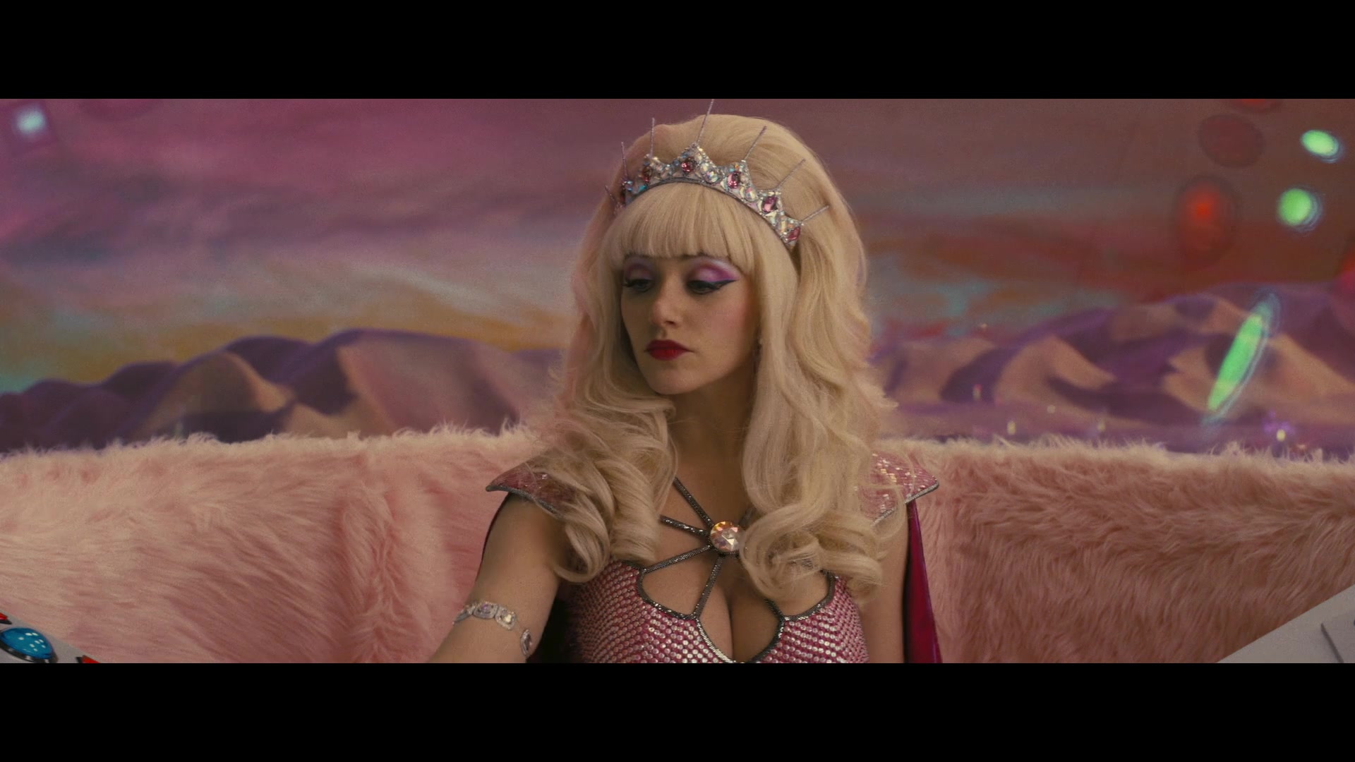 Angelyne_S01E05_Pink_Clouds_1080p_ERW_004761.jpg