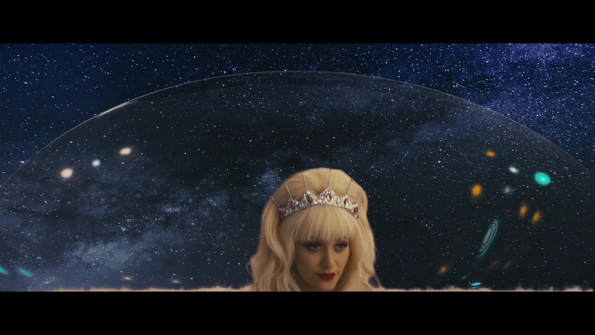 Angelyne_S01E05_Pink_Clouds_1080p_ERW_004814.jpg