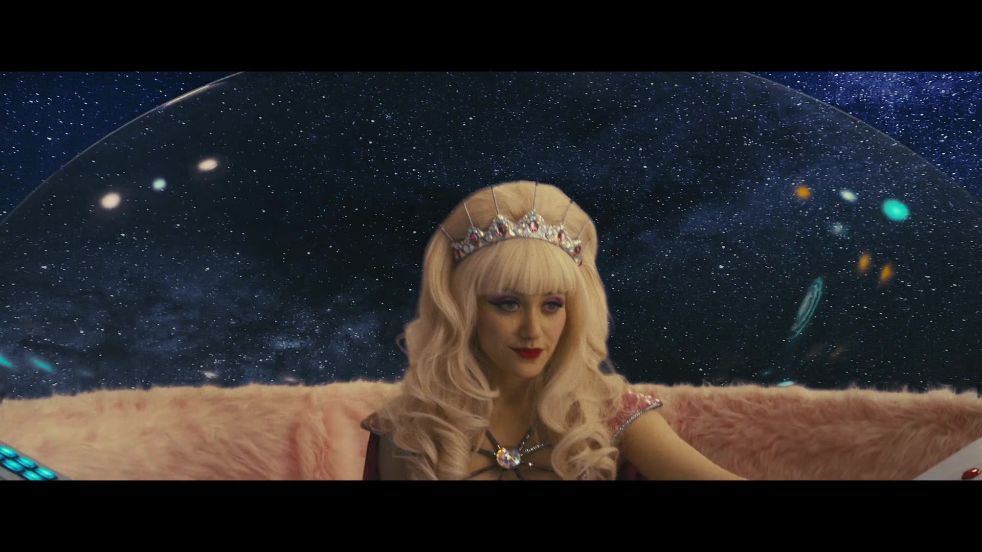 Angelyne_S01E05_Pink_Clouds_1080p_ERW_004816.jpg