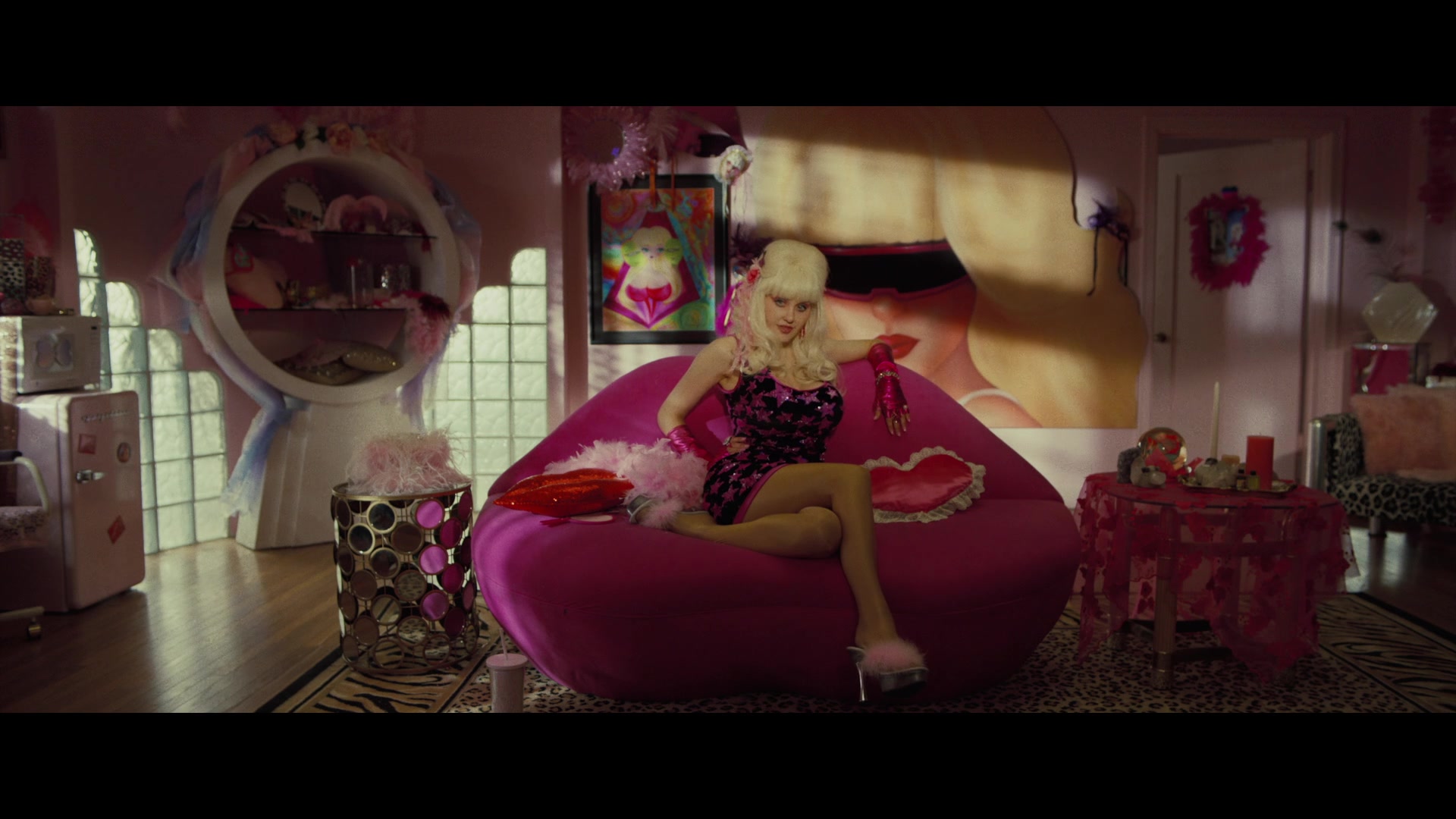 Angelyne_S01E05_Pink_Clouds_1080p_ERW_004846.jpg