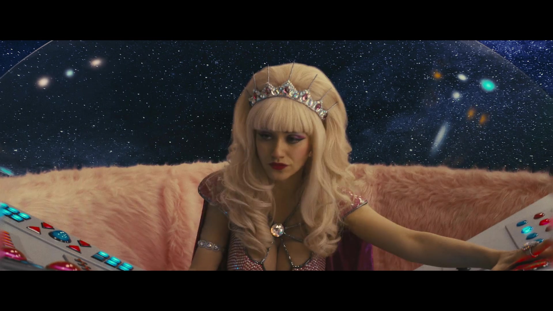 Angelyne_S01E05_Pink_Clouds_1080p_ERW_004877.jpg