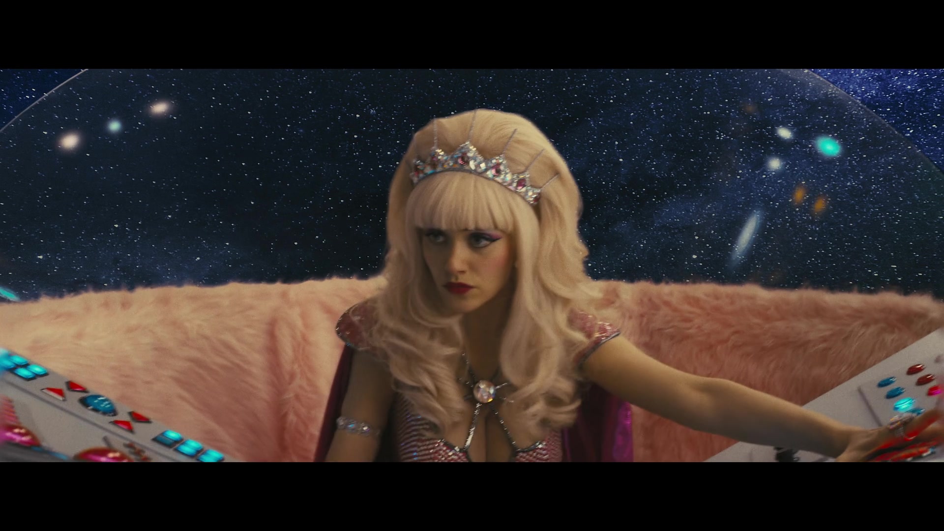 Angelyne_S01E05_Pink_Clouds_1080p_ERW_004881.jpg