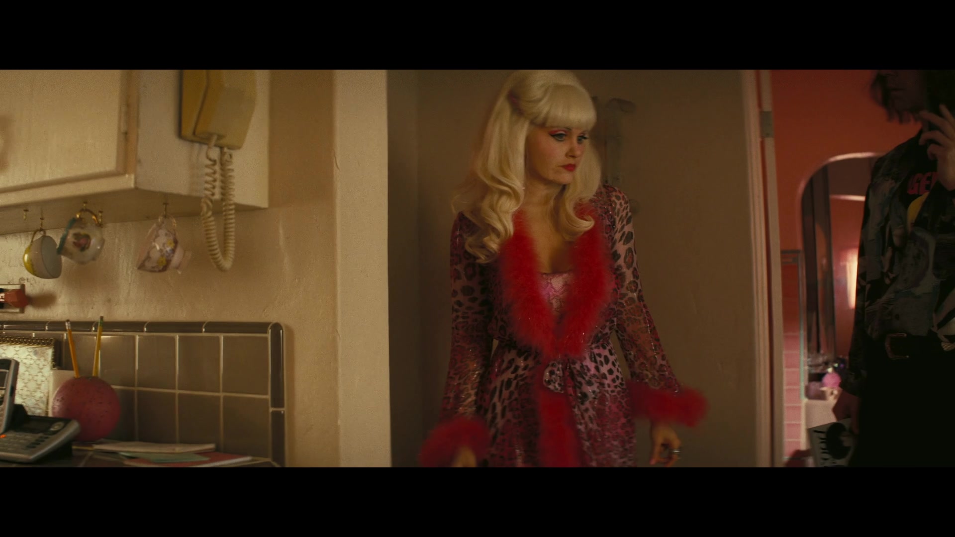 Angelyne_S01E05_Pink_Clouds_1080p_ERW_005007.jpg