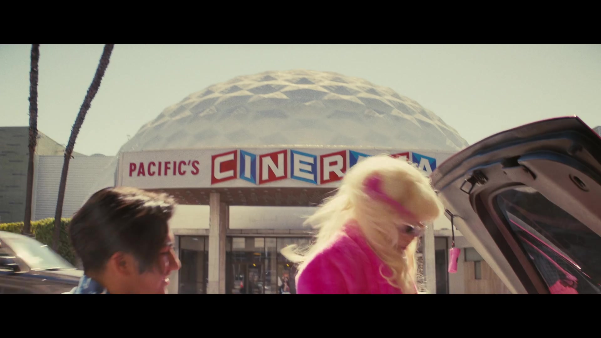Angelyne_S01E05_Pink_Clouds_1080p_ERW_005095.jpg