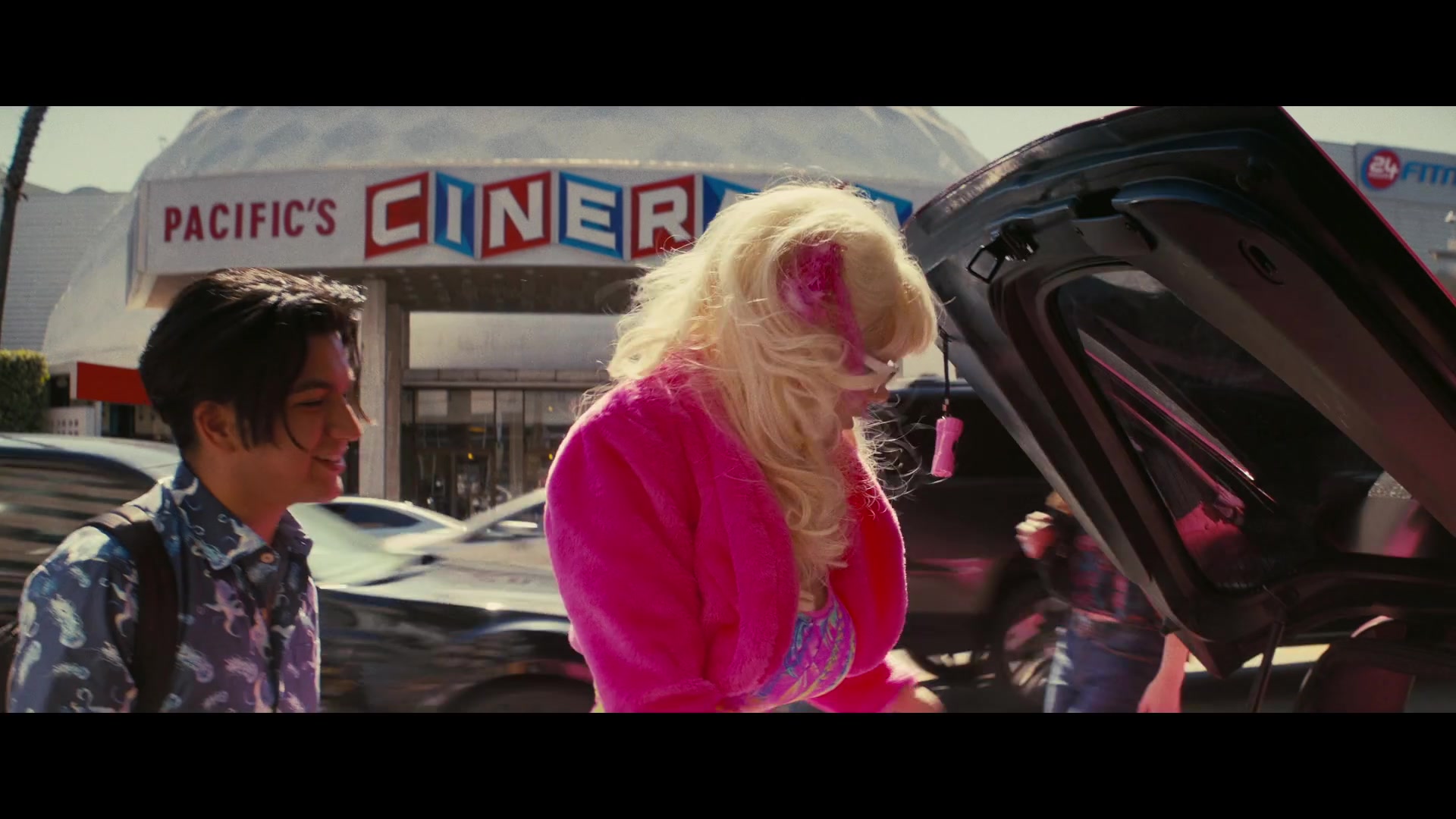 Angelyne_S01E05_Pink_Clouds_1080p_ERW_005098.jpg