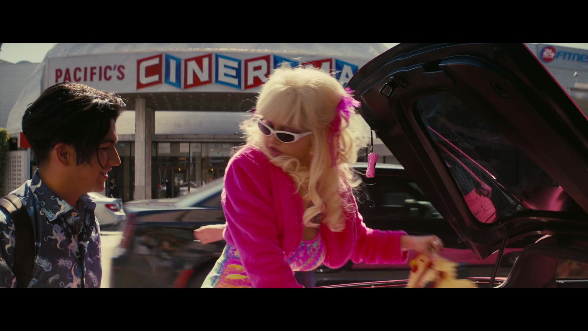 Angelyne_S01E05_Pink_Clouds_1080p_ERW_005100.jpg