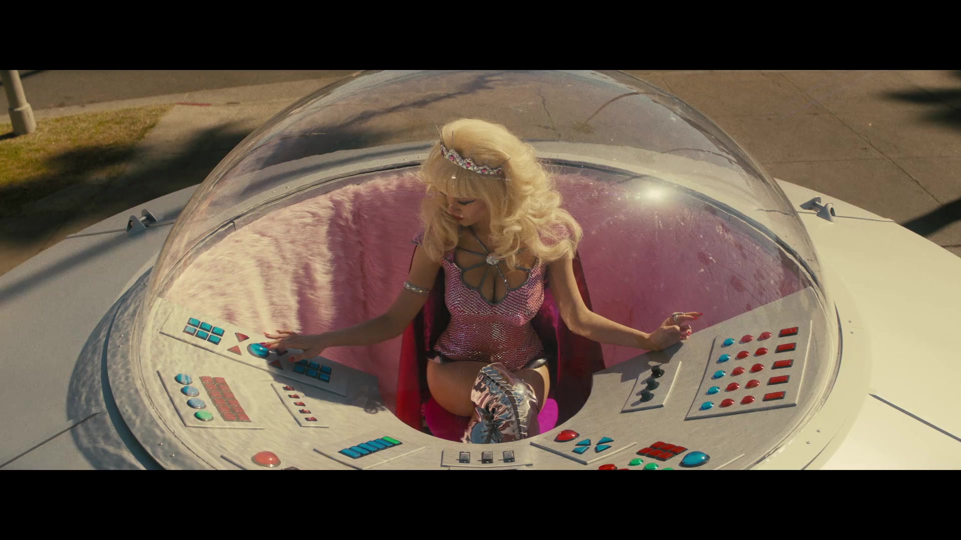 Angelyne_S01E05_Pink_Clouds_1080p_ERW_005361.jpg