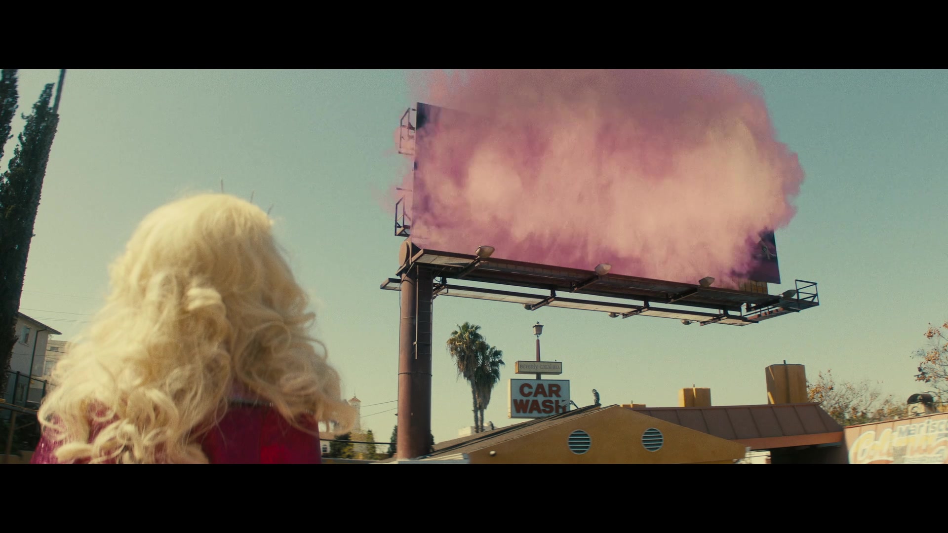 Angelyne_S01E05_Pink_Clouds_1080p_ERW_005402.jpg