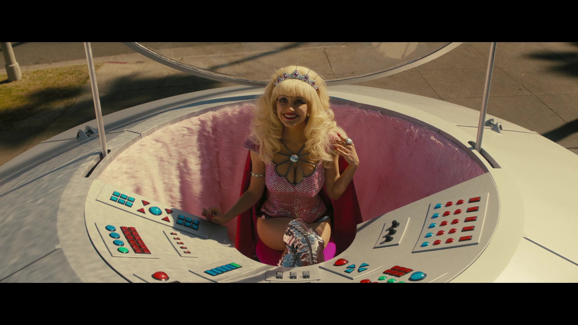 Angelyne_S01E05_Pink_Clouds_1080p_ERW_005414.jpg