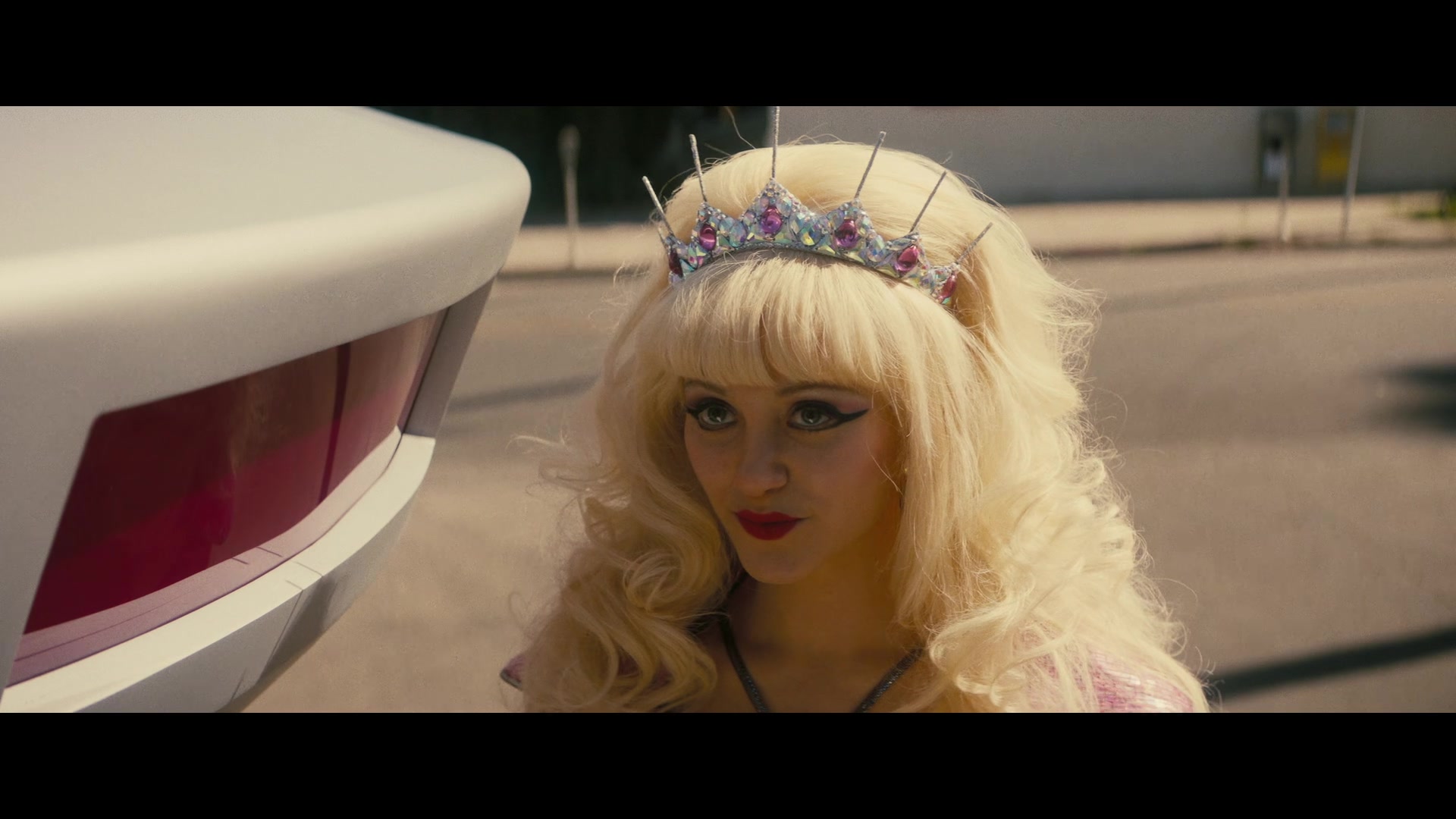 Angelyne_S01E05_Pink_Clouds_1080p_ERW_005468.jpg
