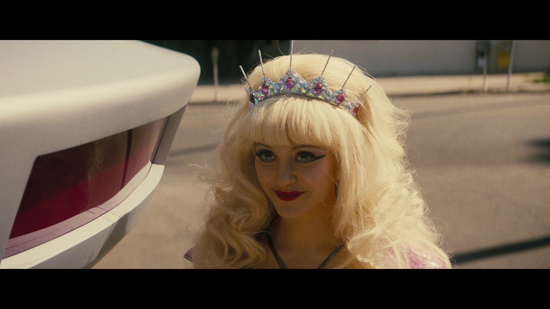 Angelyne_S01E05_Pink_Clouds_1080p_ERW_005472.jpg